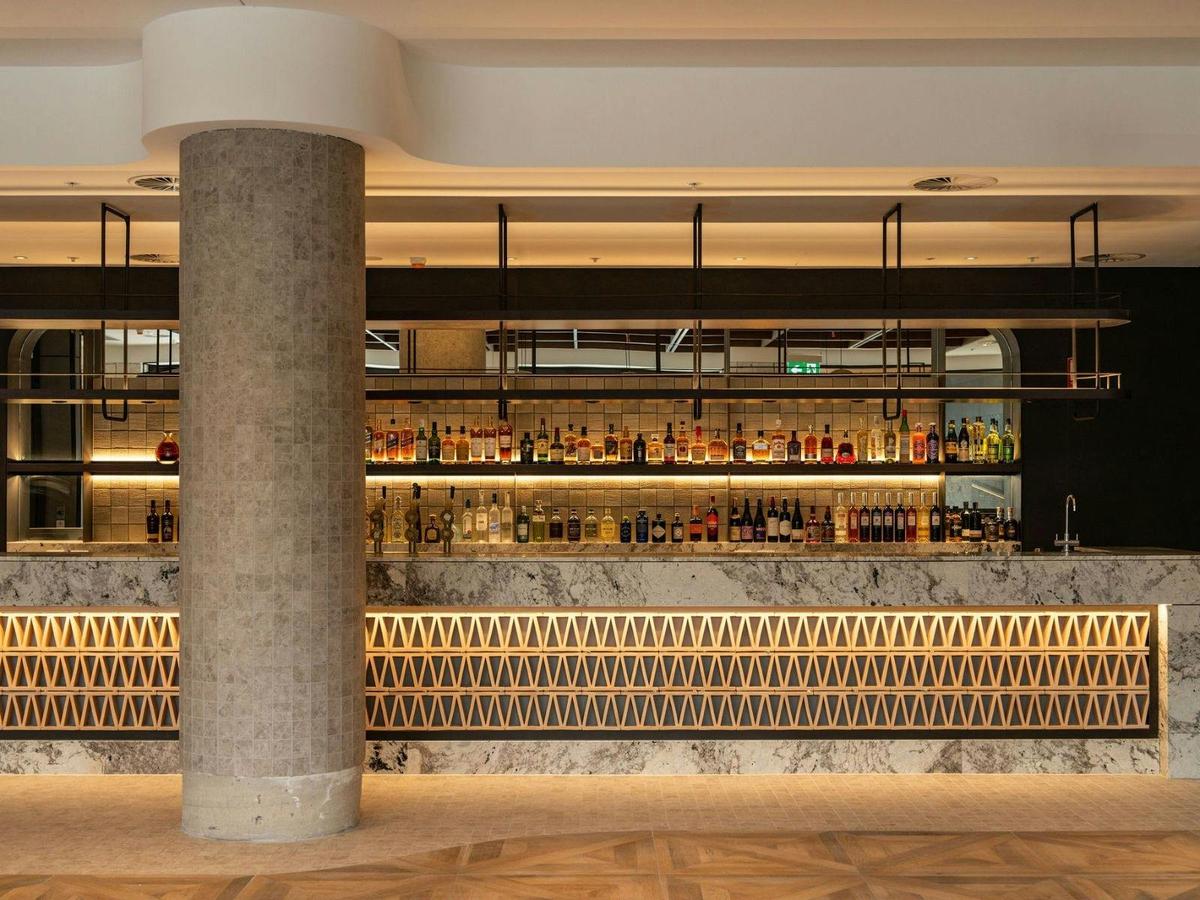 Solaire Lounge