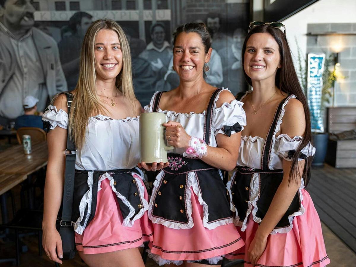 Dirndle donned lasses
