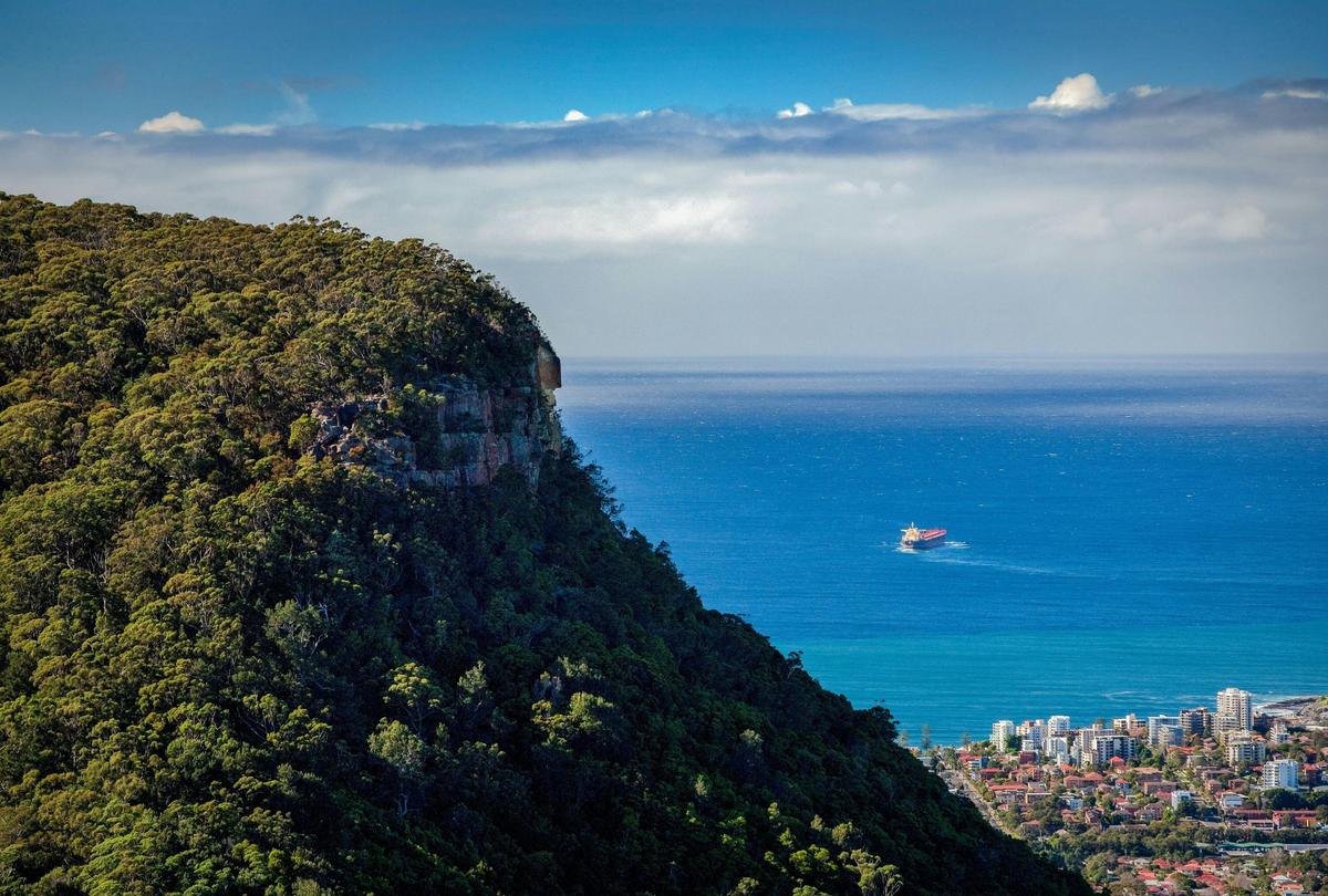 Robertsons Lookout Track view to Mount Keira coastal setting, Illawarra Escarpment State Conservatio