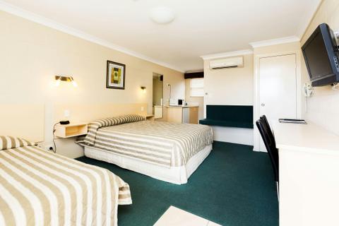 Queen/Single Room