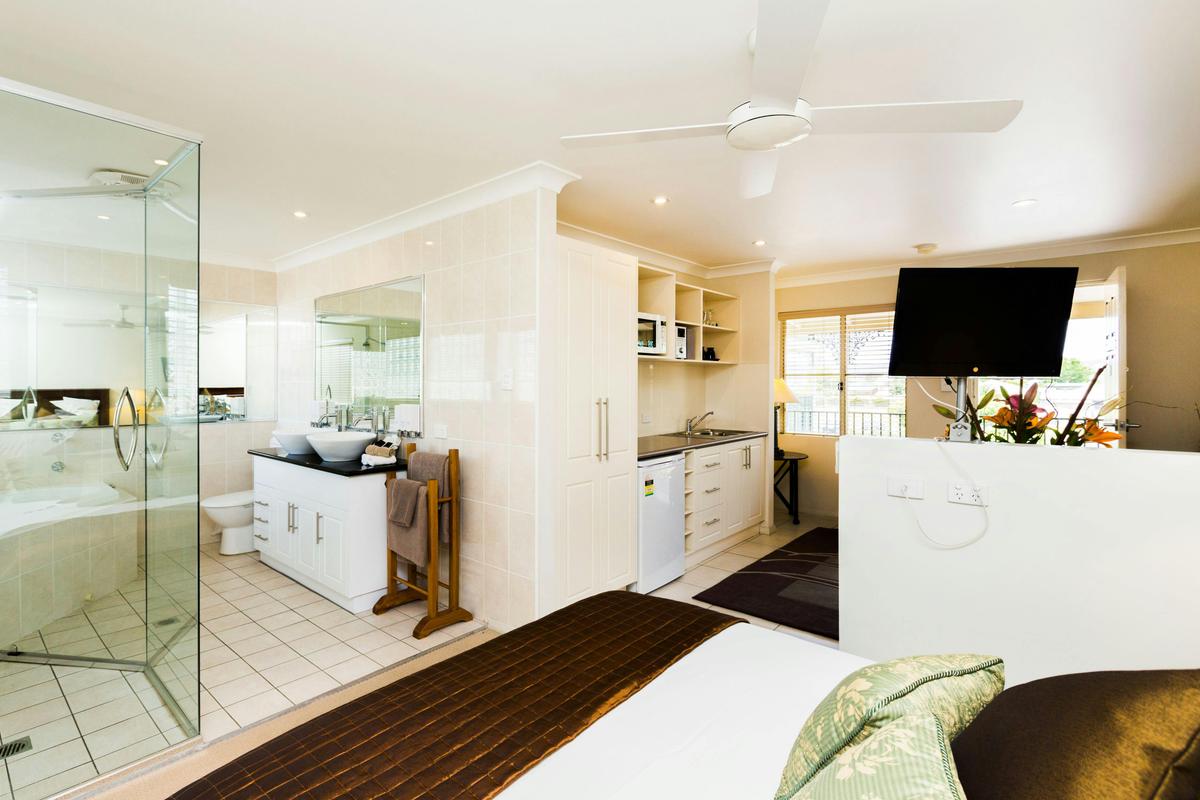 Queen Spa Suite