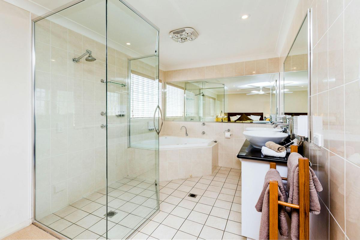 Queen Spa Suite