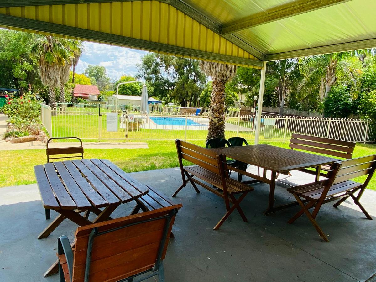 Wanderlight Motel Mudgee BBQ area and pool