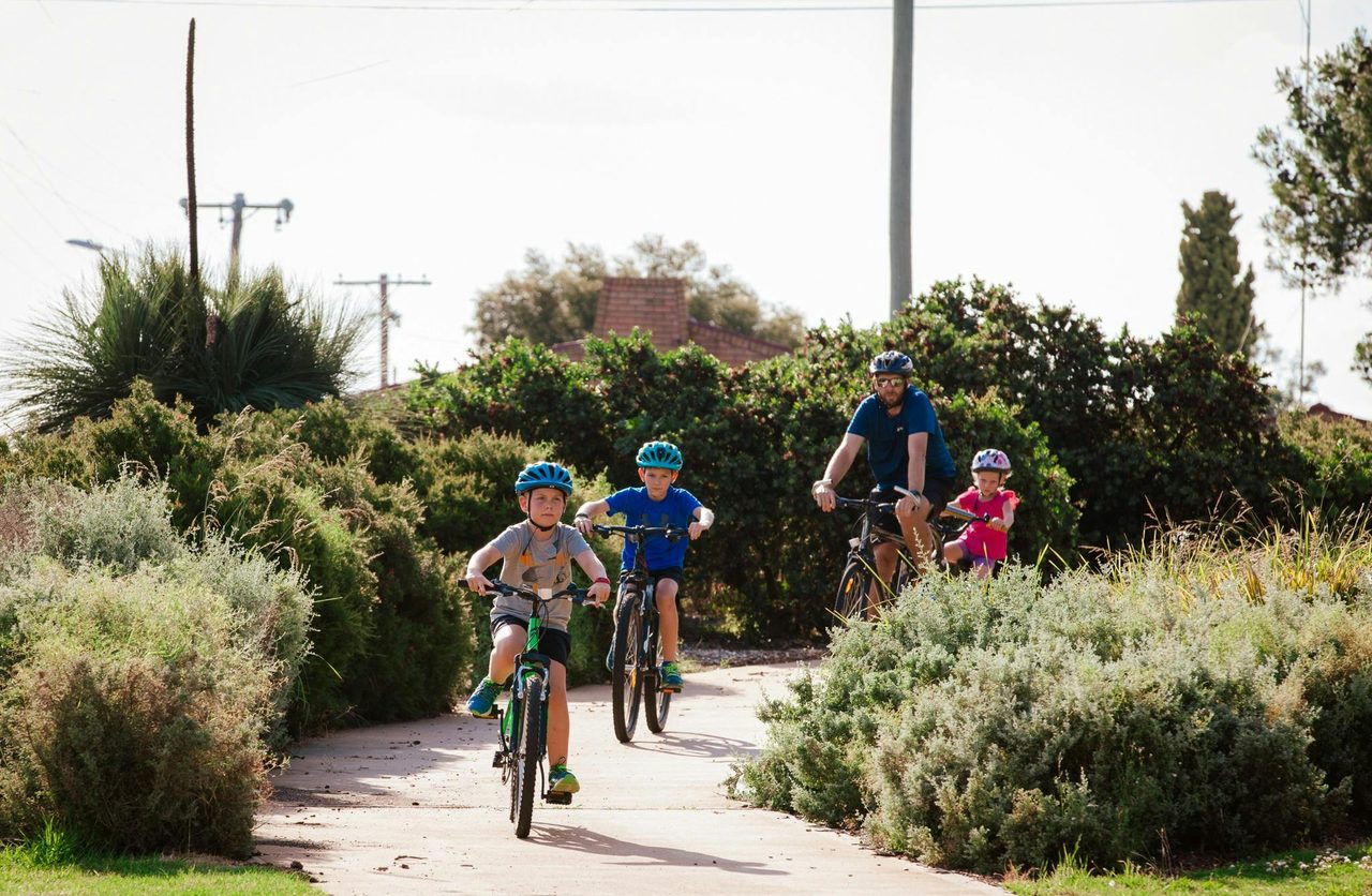 Cycling path - Lions Park Parkes