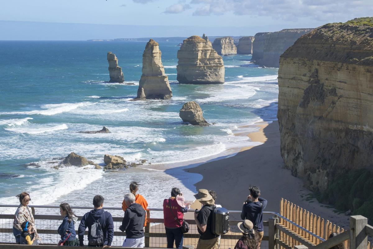 One Day Great Ocean Road Reverse, 12 Apostles, Loch Ard Gorge with Lunch