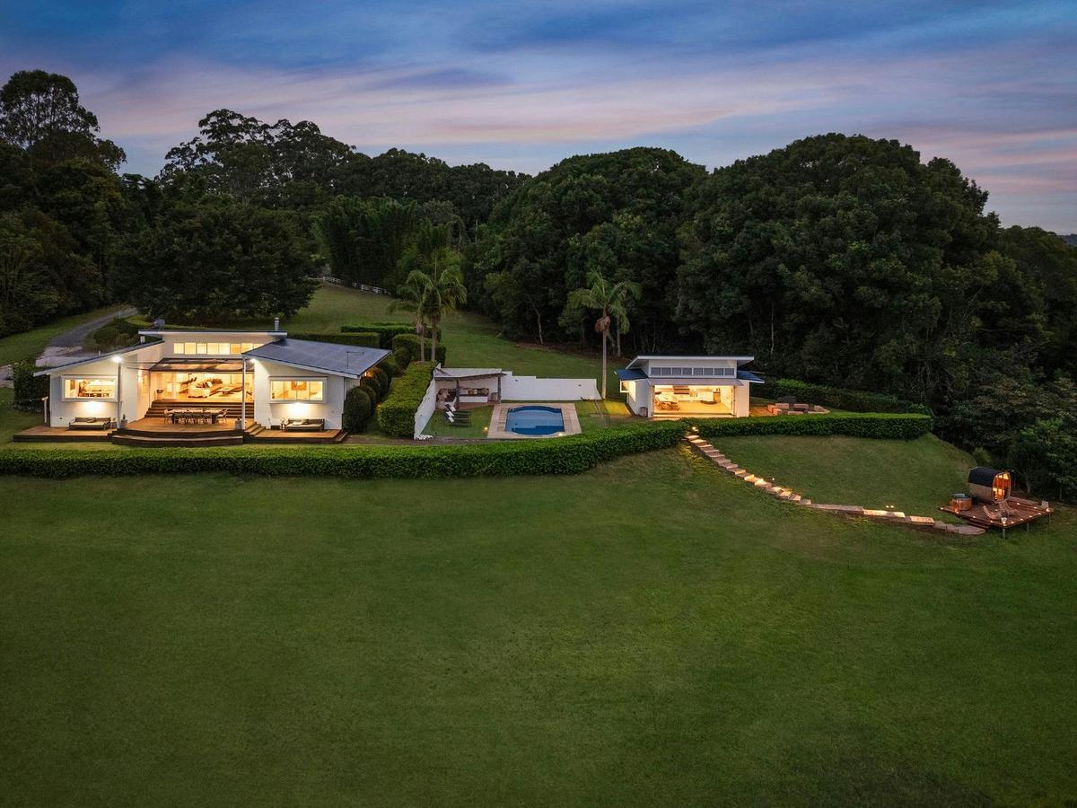 An elevated hinterland retreat where contemporary architecture meets panoramic valley views.