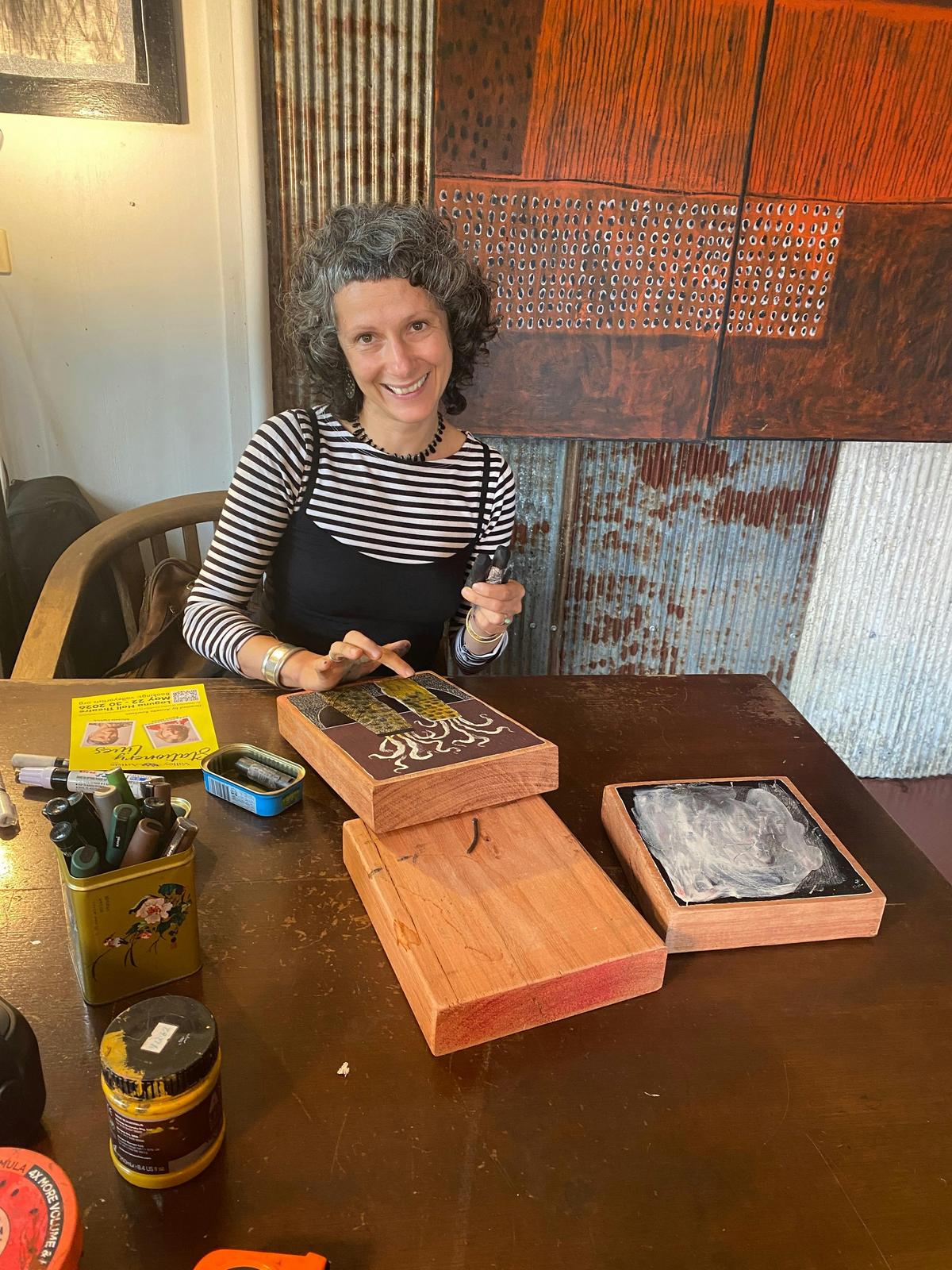 Polina Karuso is working in the studio