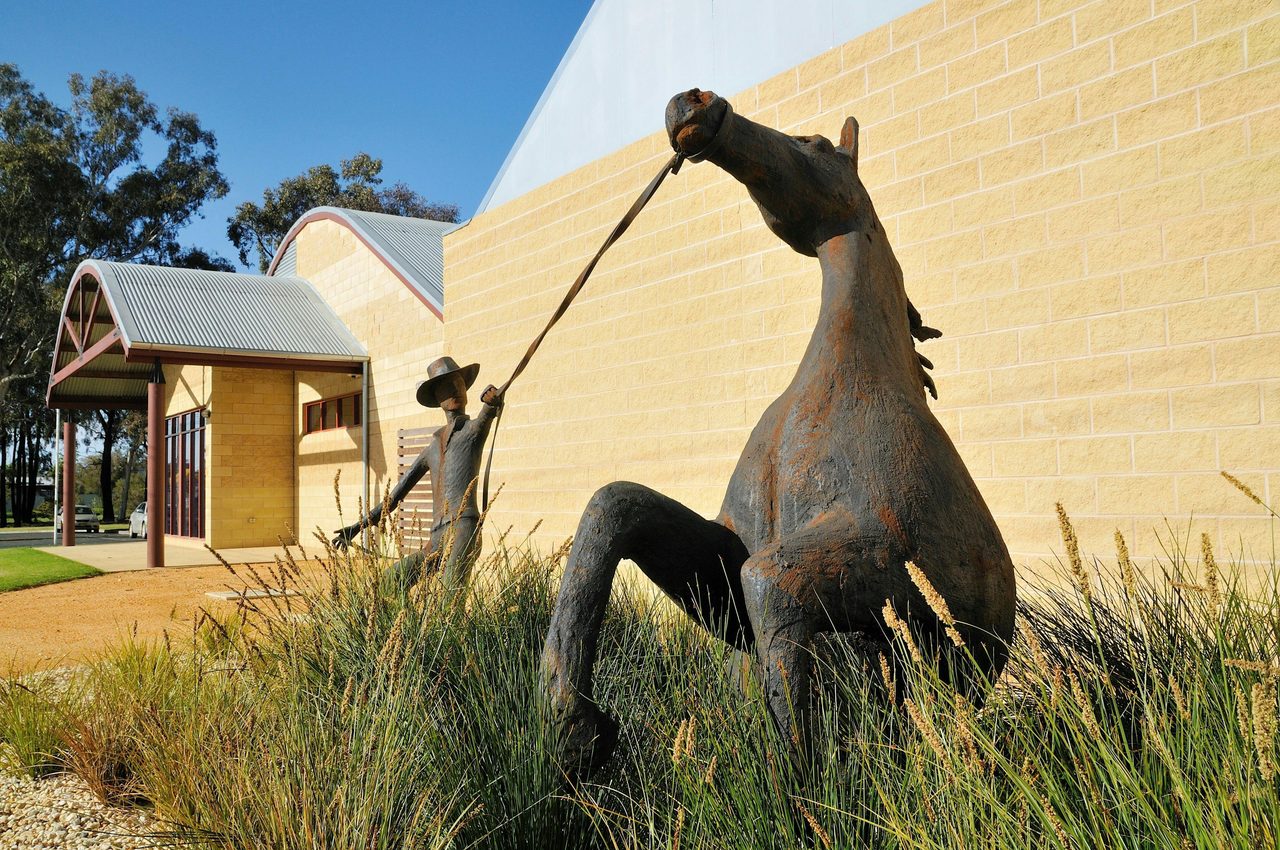 Drovers sculpture in the grounds of the Mathoura Visitor and Business Centre