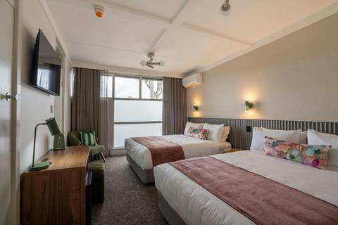 Signature Queen Twin (Ensuite)