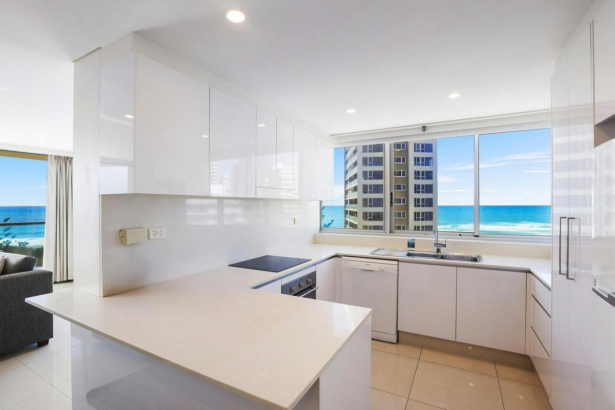Fully equipped kitchen with dishwasher, oven, stove top, fridge, microwave, etc. Gold Coast Holidays