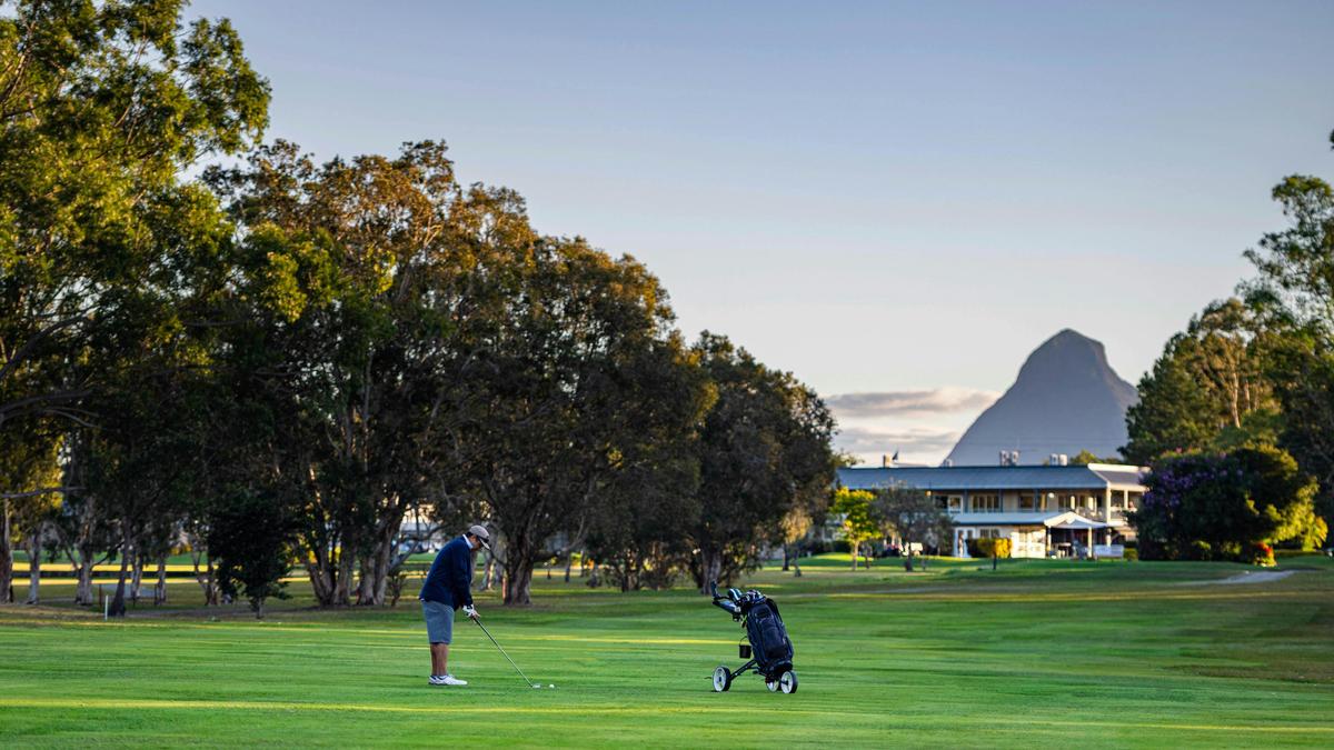 Golfer with clubhouse