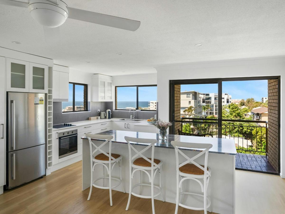 Fully equipped kitchen with island bench