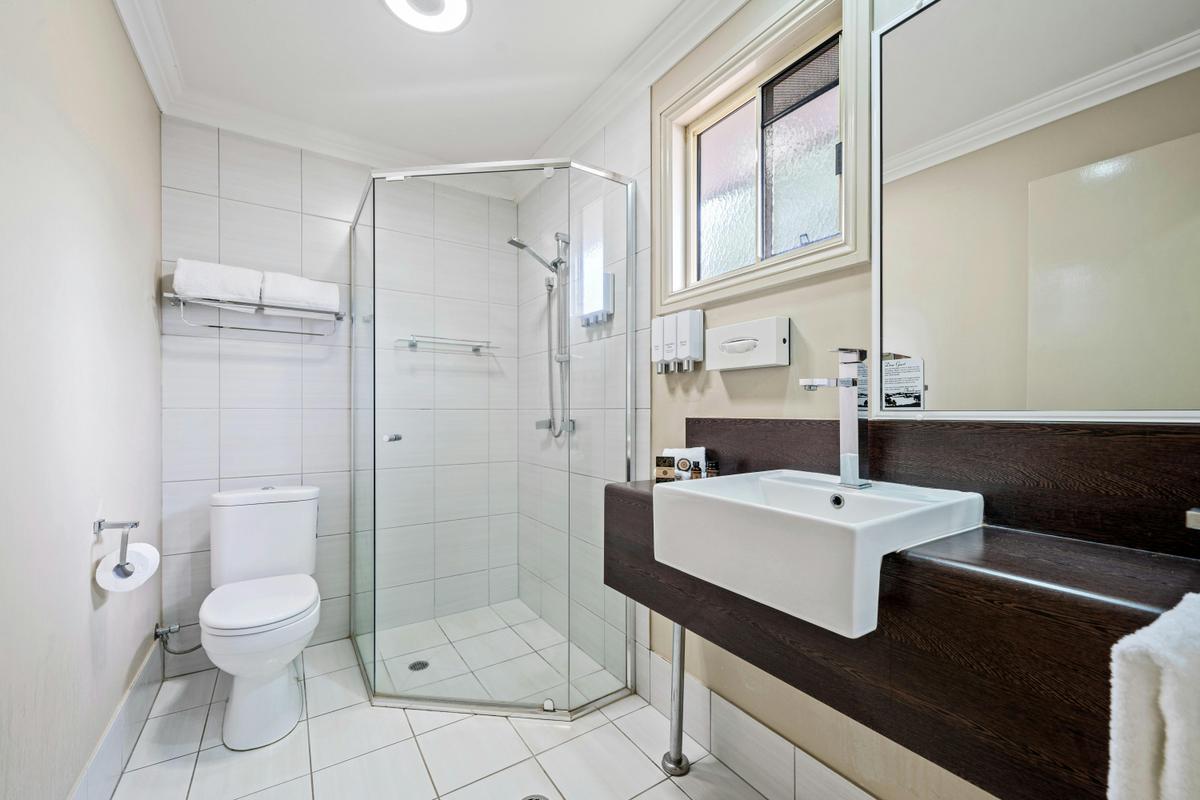 Executive Queen Bathroom