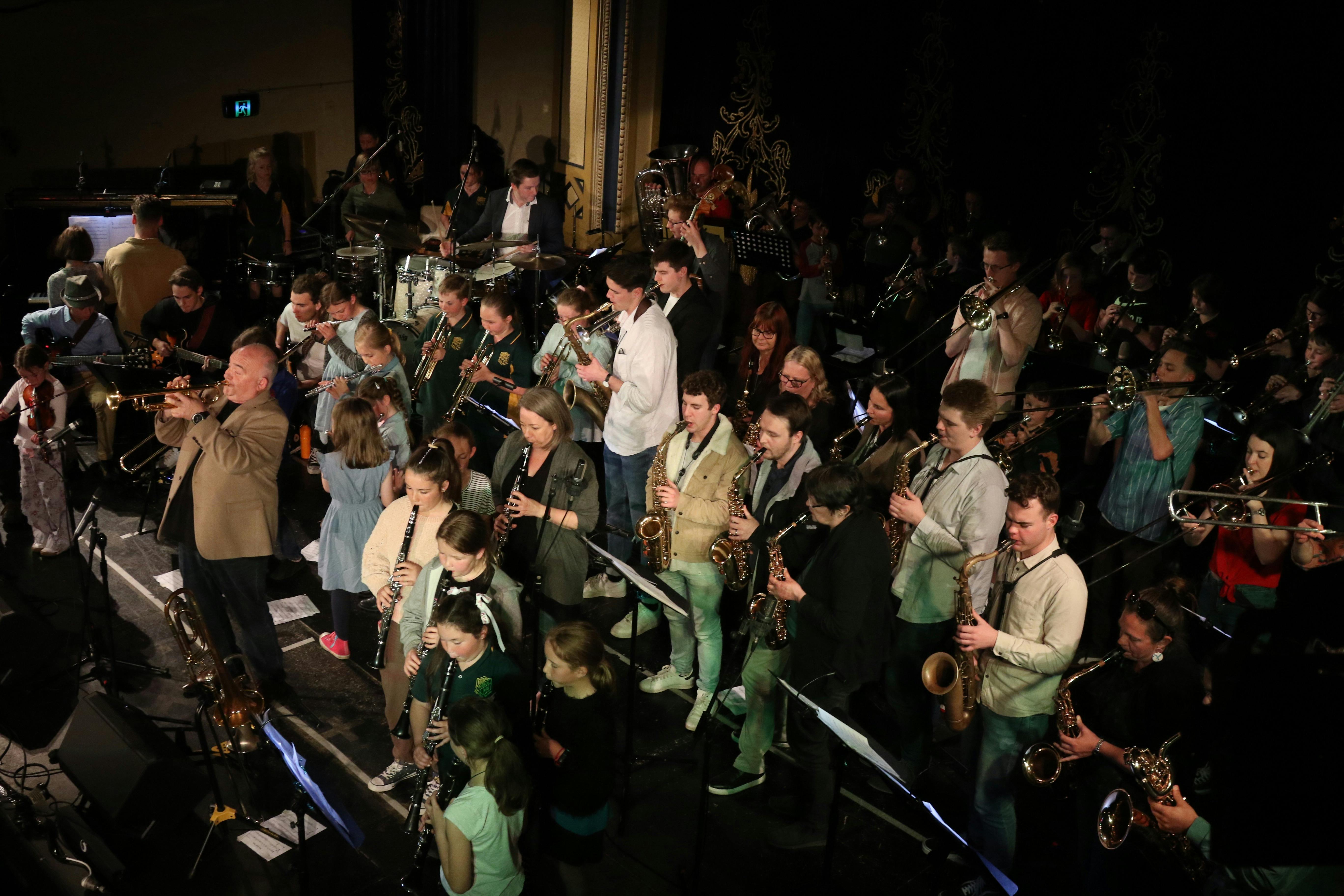 James Morrison and local studetns