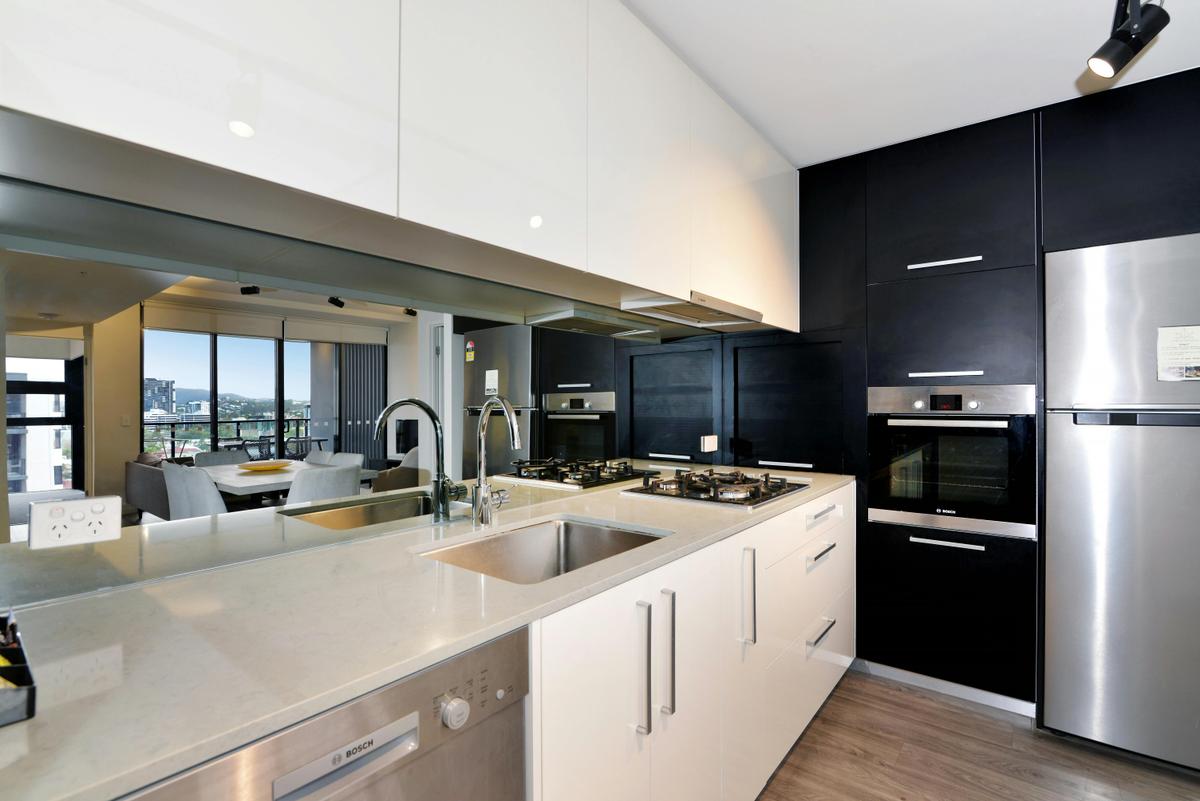 2 Bedroom 1 Bathroom Apartment - Kitchen