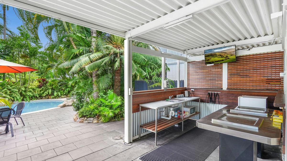 Amaroo at Trinity - BBQ by the Heated Pool