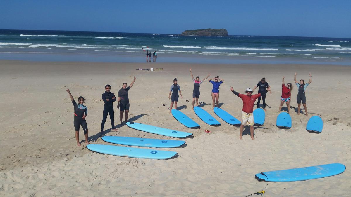 Sun, surf, and good vibes 🌊🏄♂️ Group surf lessons with Australian Surfing Adventures