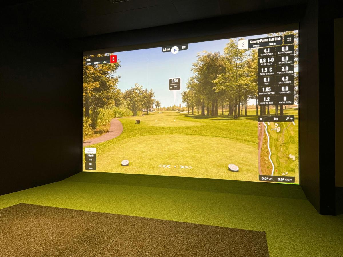 Birdies Bayside as an indoor golf simulator with Protee VX launch monitor and simulator