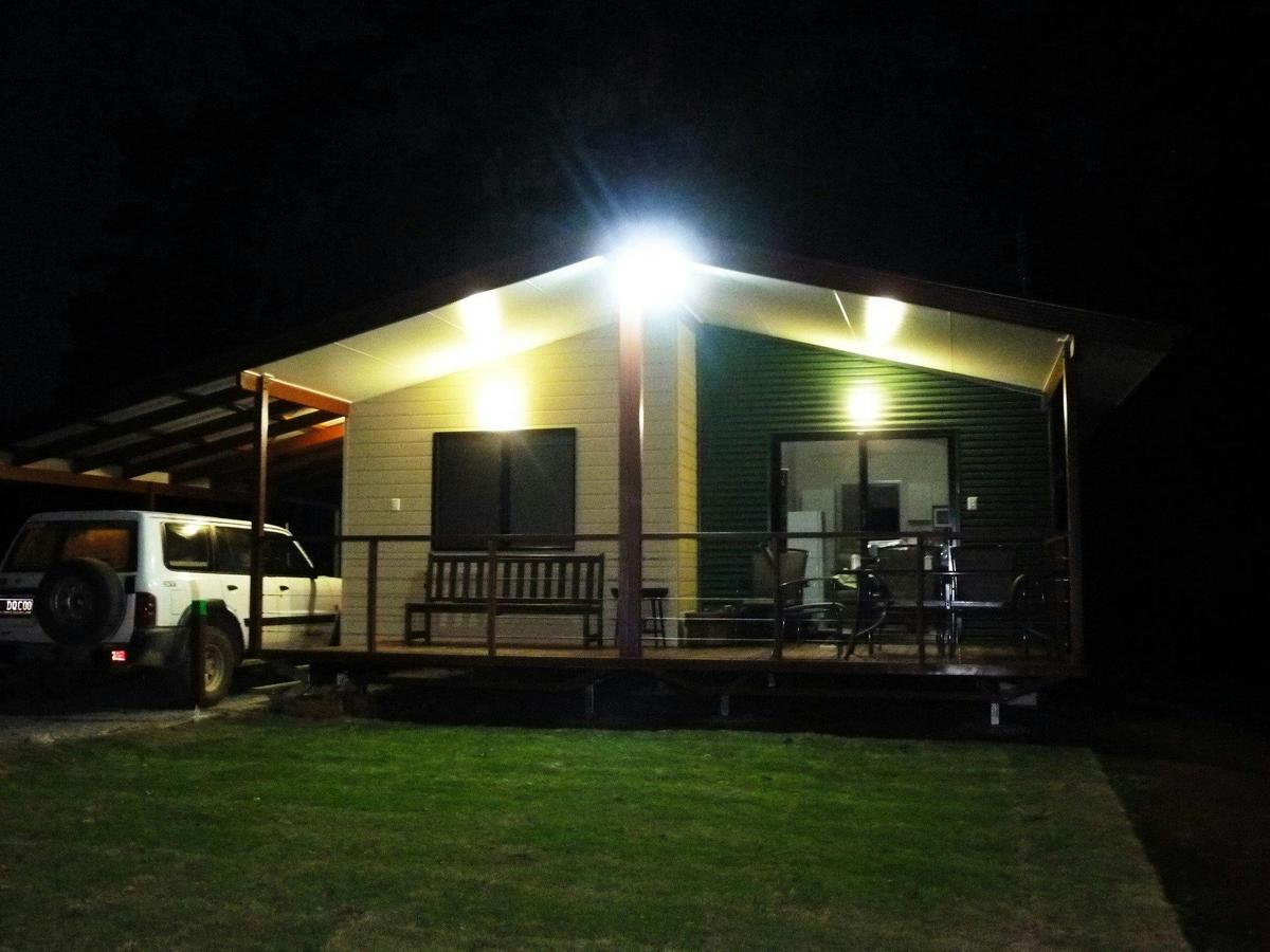 Bowerbird Cabin at dusk at Bellthorpe Stays