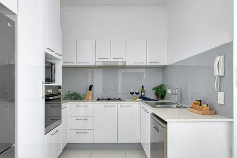 2 Bedroom 2 Bathroom Study Apartment