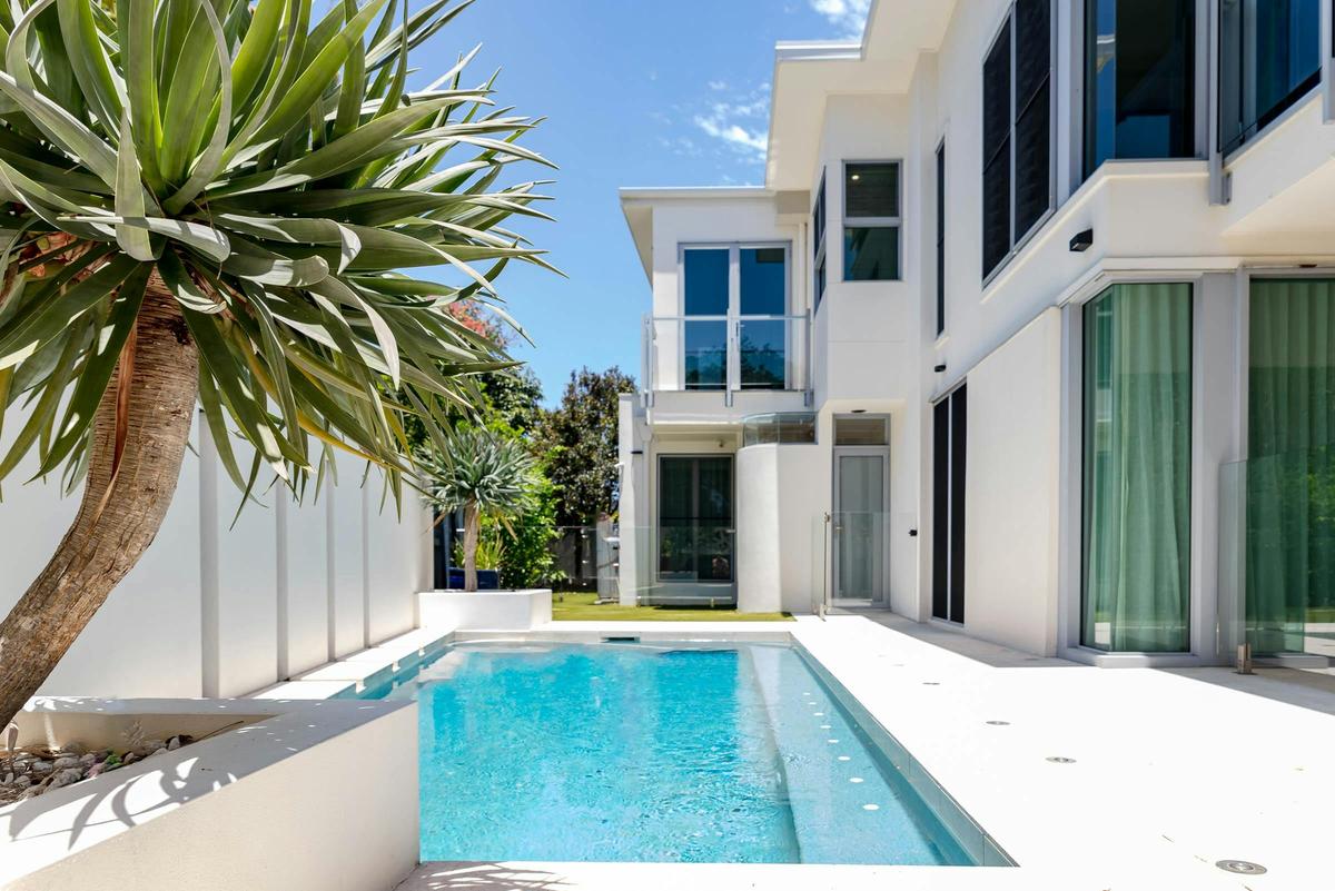 Private pool with covered sun loungers