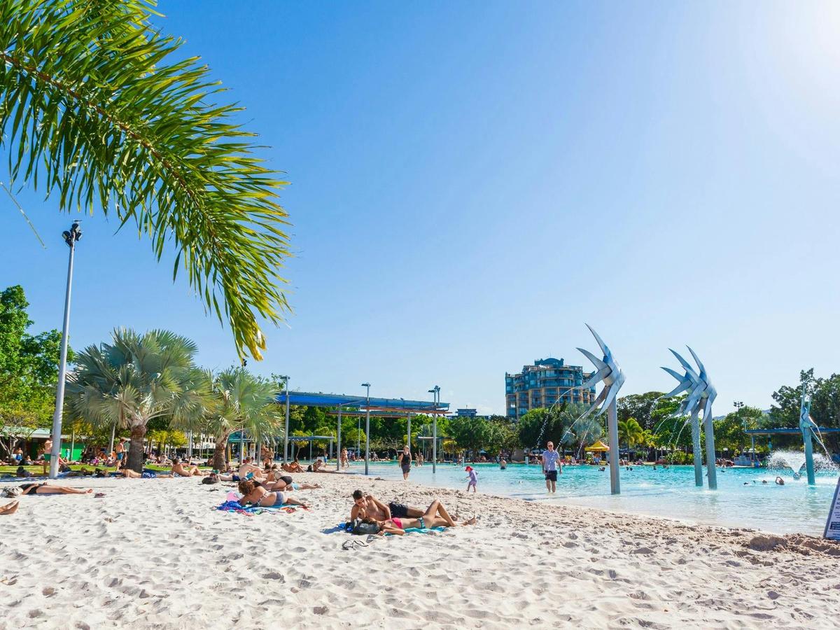 10 Day Budget Brisbane to Cairns Semi-Guided East Coast Tour