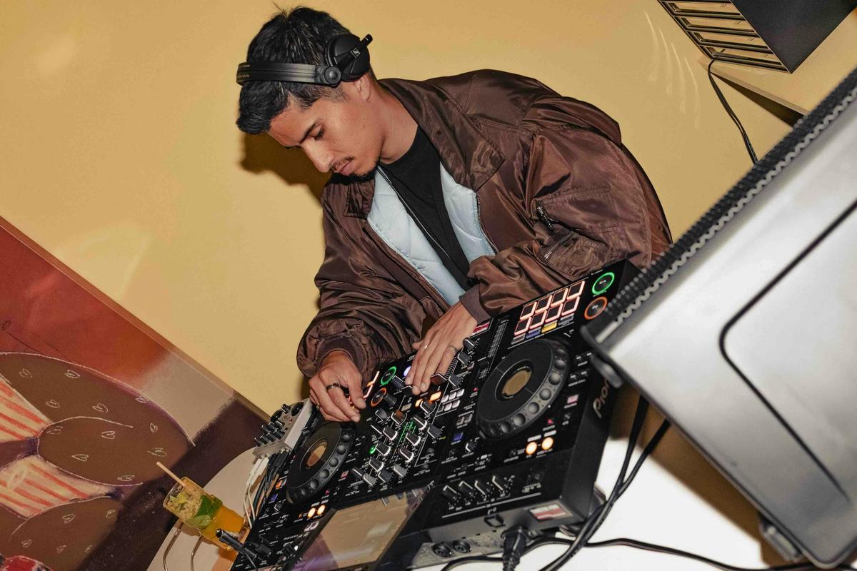 DJ