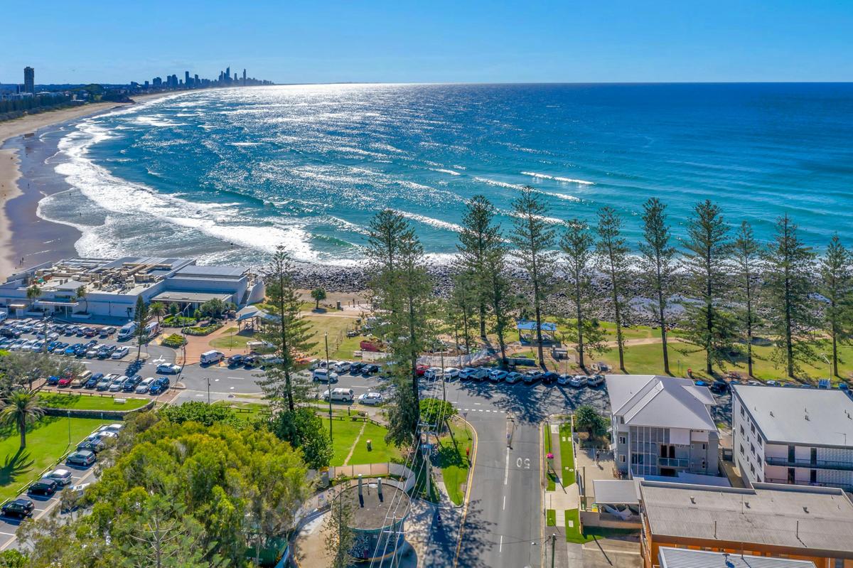 Bujerum Apartments & Burleigh Beach