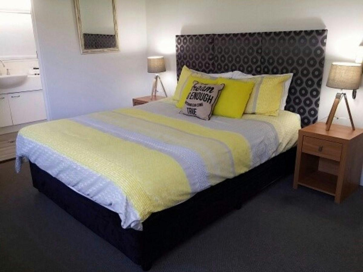 3 Bedroom, 2 bathroom Apartment with Roof Top Tce with panoramic views