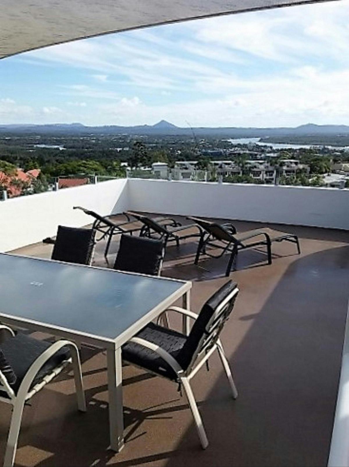 3 Bedroom, 2 bathroom Apartment with Roof Top Tce with panoramic views