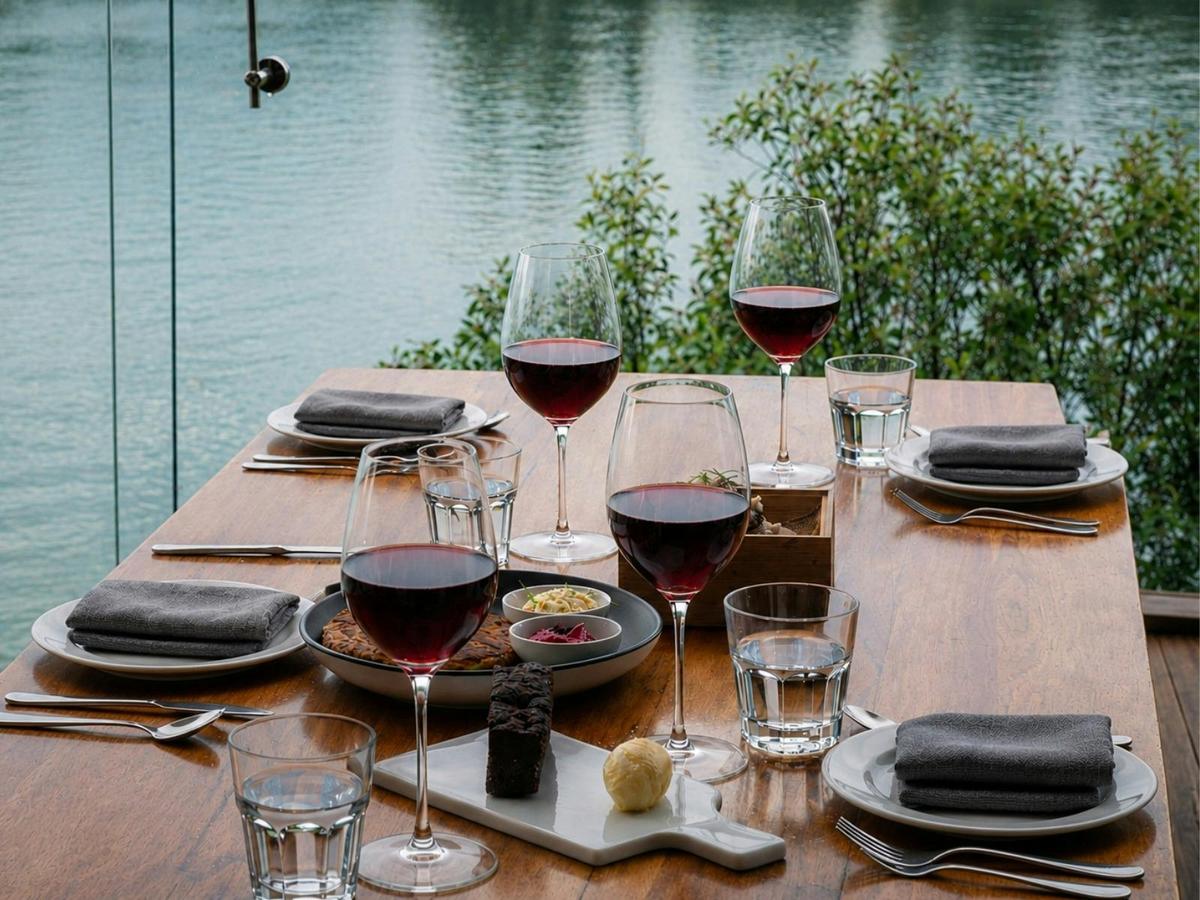 H20 Restaurant at Burnett Riverside Hotel