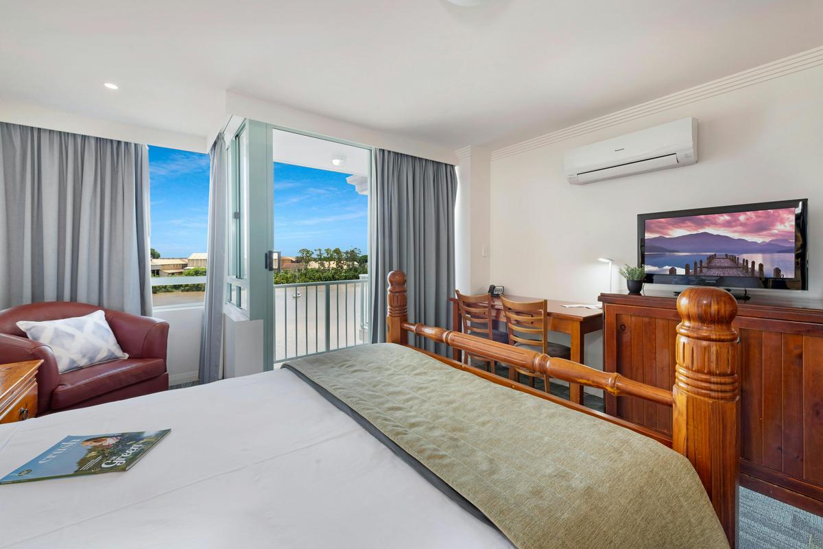 Burnett Riverside Hotel