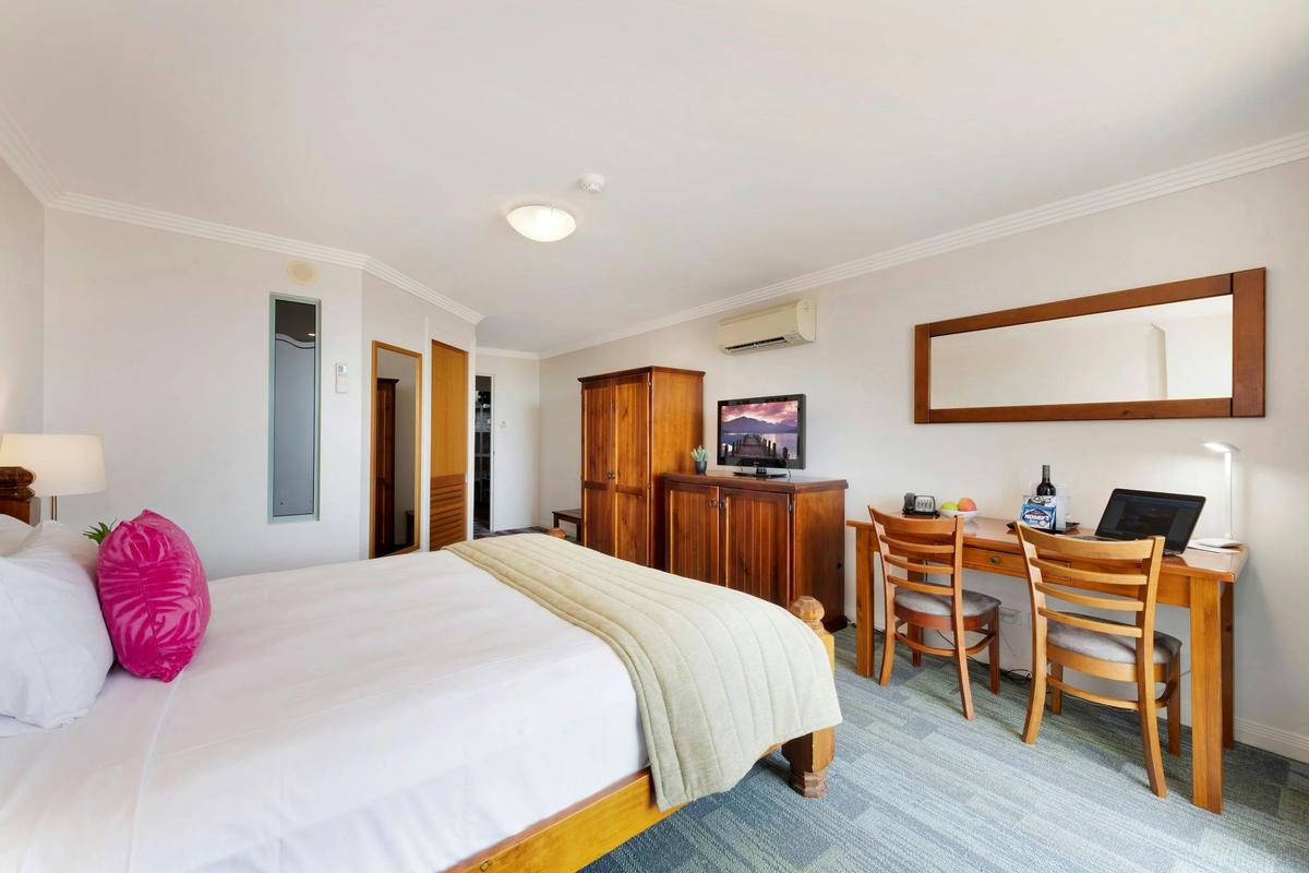 King Riverside Room