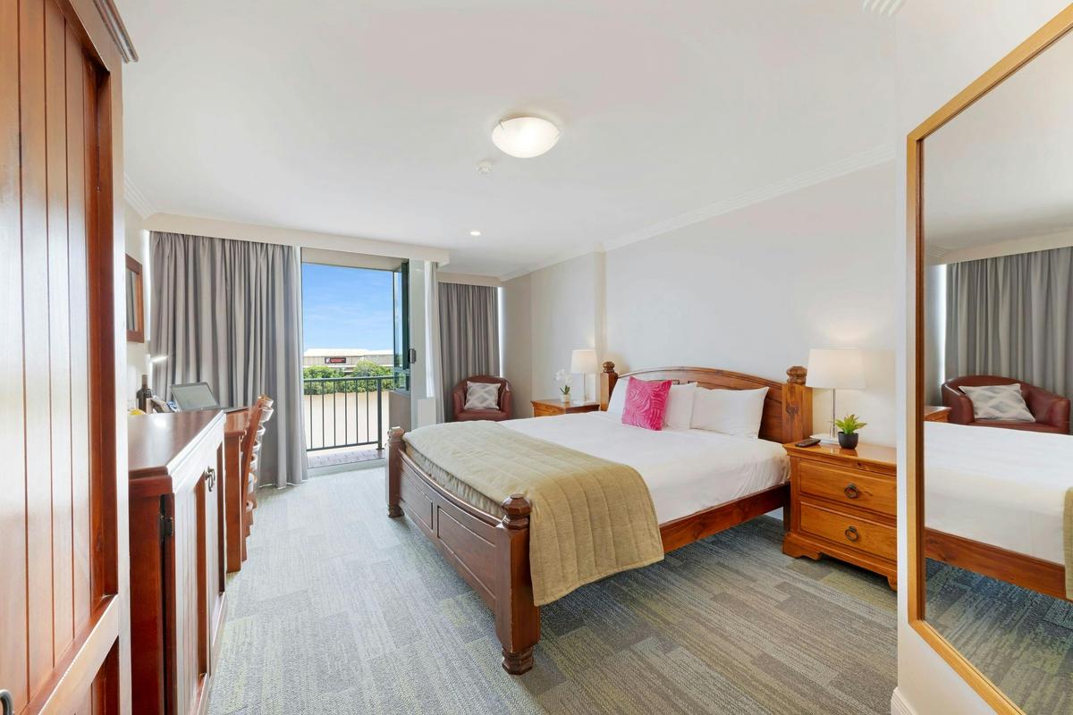 King Riverside Room
