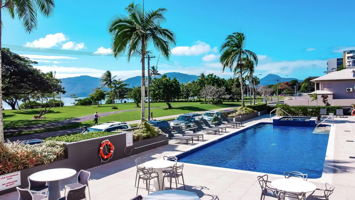 Outdoor Swimming Pool & Spa
