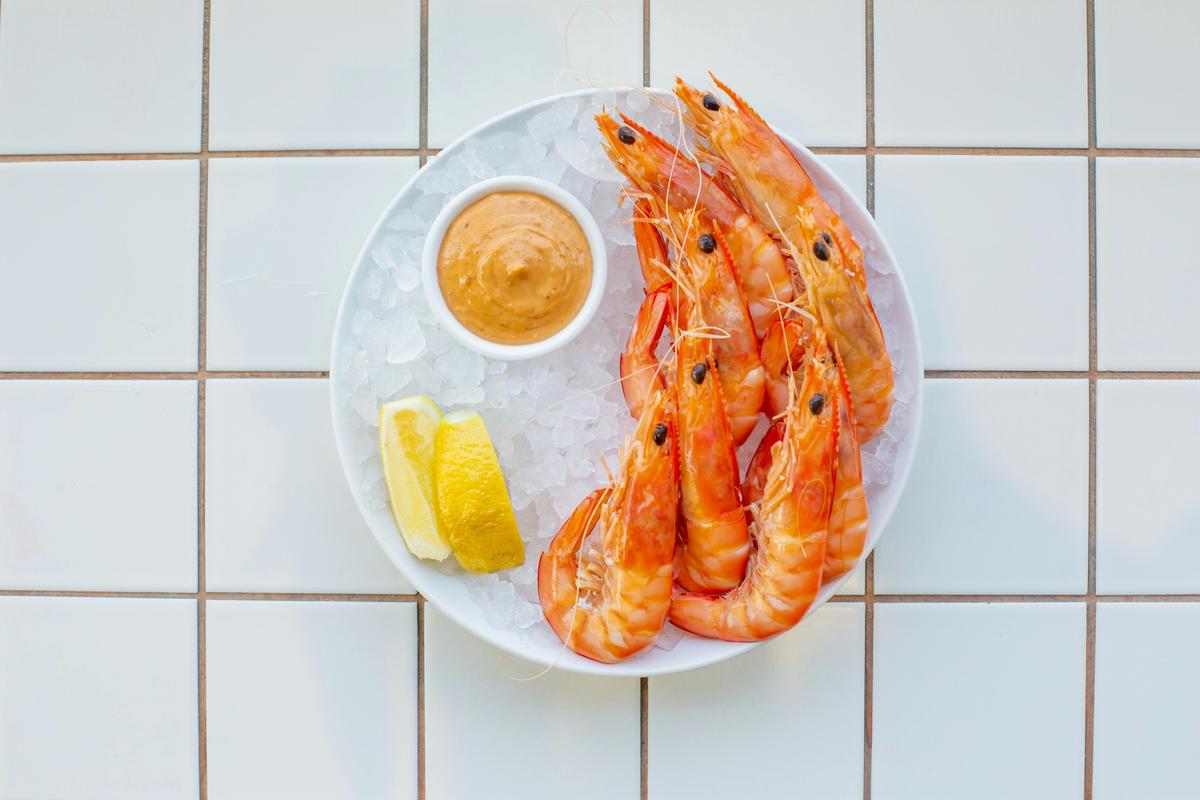 Fresh Prawns on ice at the Burleigh Pavilion