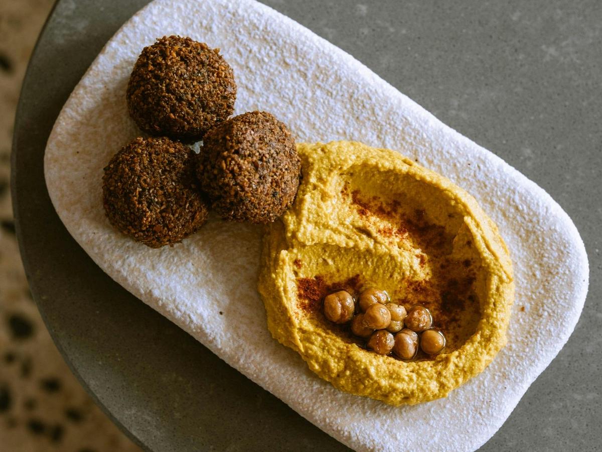 Traditional felafel, green pea hummus