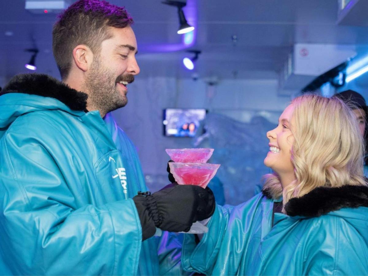IceBar Surfers