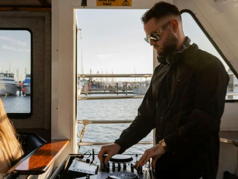 Cruise Sundays with Live DJ