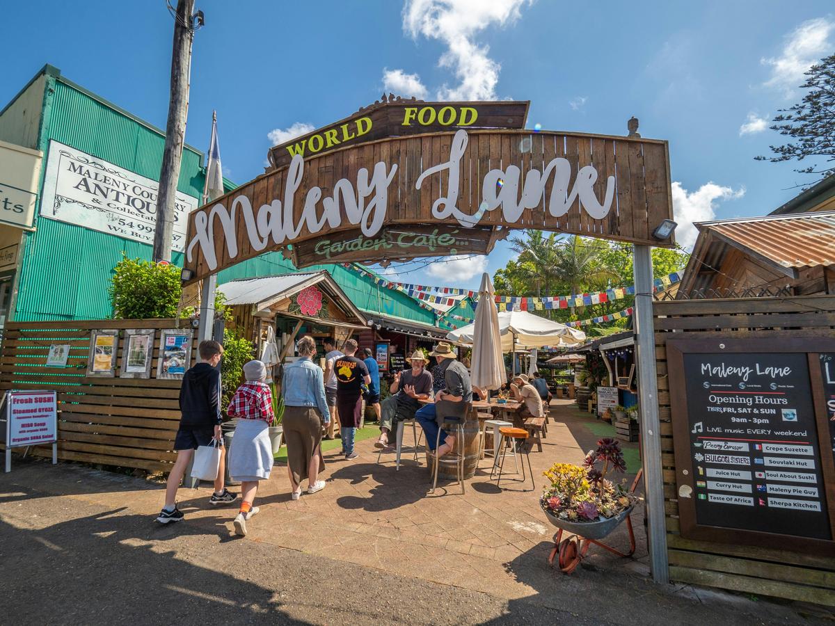 Eumundi Markets Return Bus Transfer: Sunshine Coast and Noosa