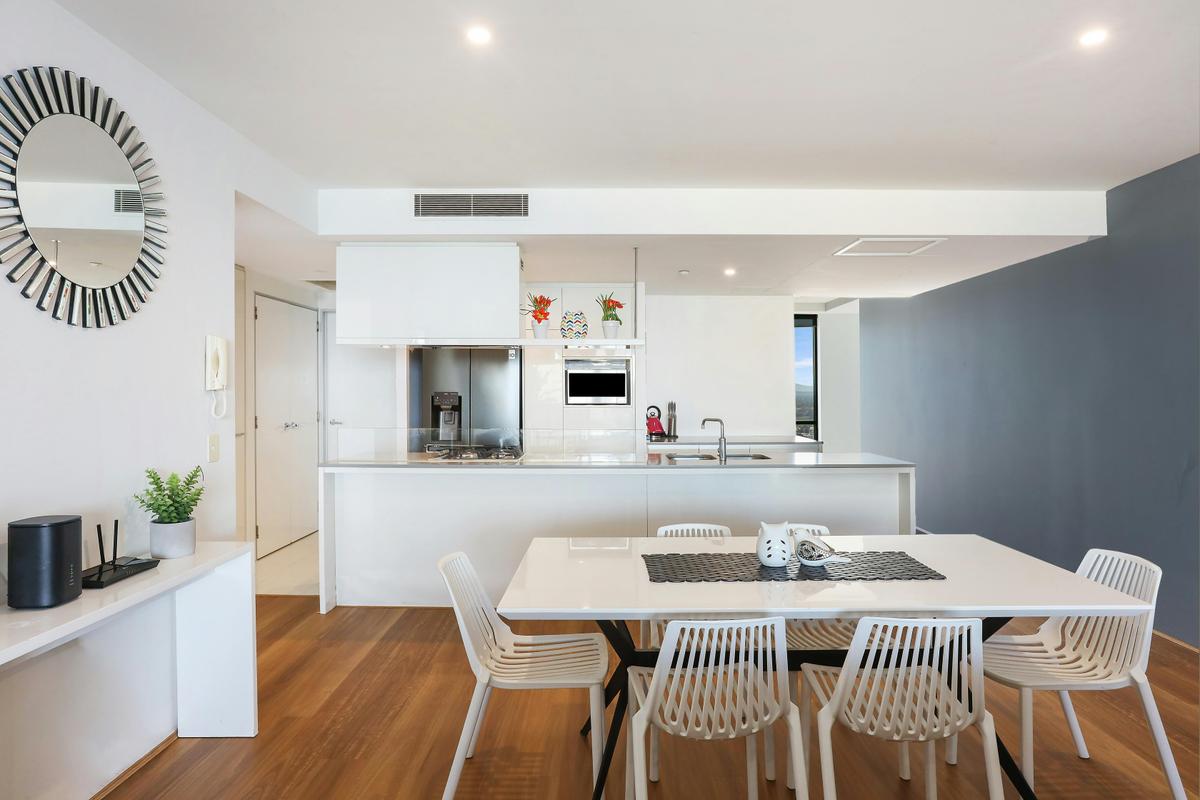 Level 24 Comfort - Three-Bedroom Apartment - Circle on Cavill Surfers Paradise