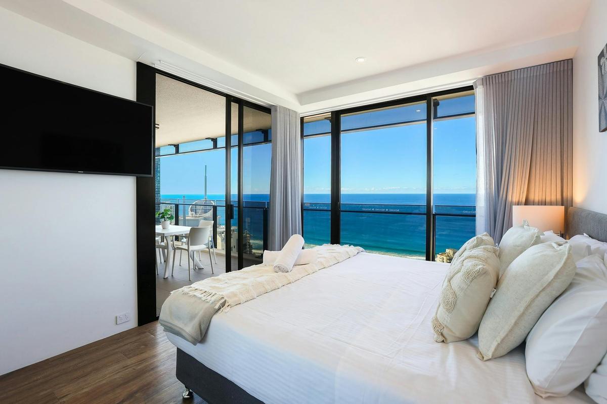 Level 44 - Three Bedroom Apartment – Circle on Cavill Surfers Paradise