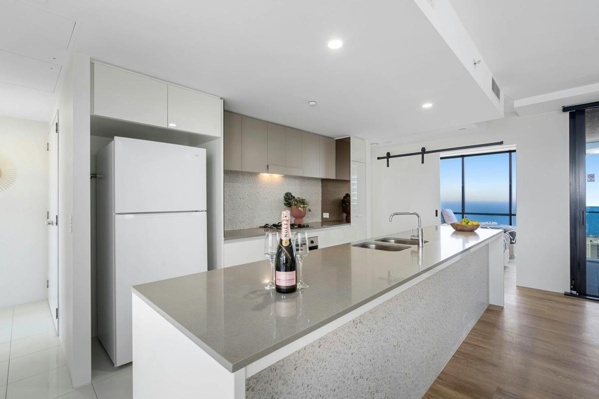 Modern Coastal Chic – Level 25 Apartment - Circle on Cavill Surfers Paradise