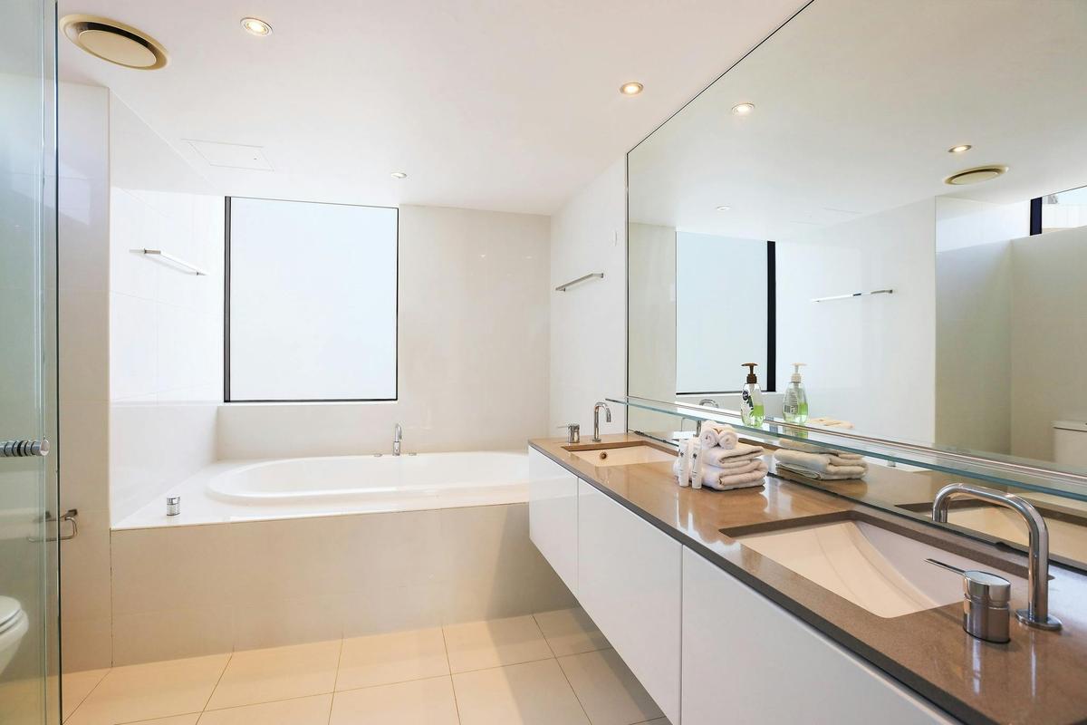 Level 24 Comfort - Three-Bedroom Apartment - Circle on Cavill Surfers Paradise