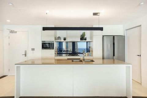 Family-Sized 4 -bedroom Sub-Penthouse with Stunning Ocean Views– Circle on Cavill Surfers Paradise