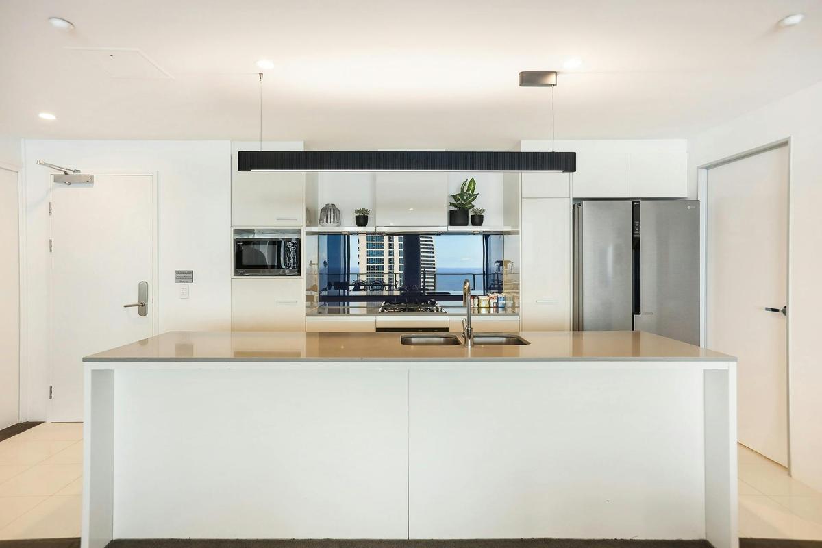 Family-Sized 4 -bedroom Sub-Penthouse with Stunning Ocean Views– Circle on Cavill Surfers Paradise