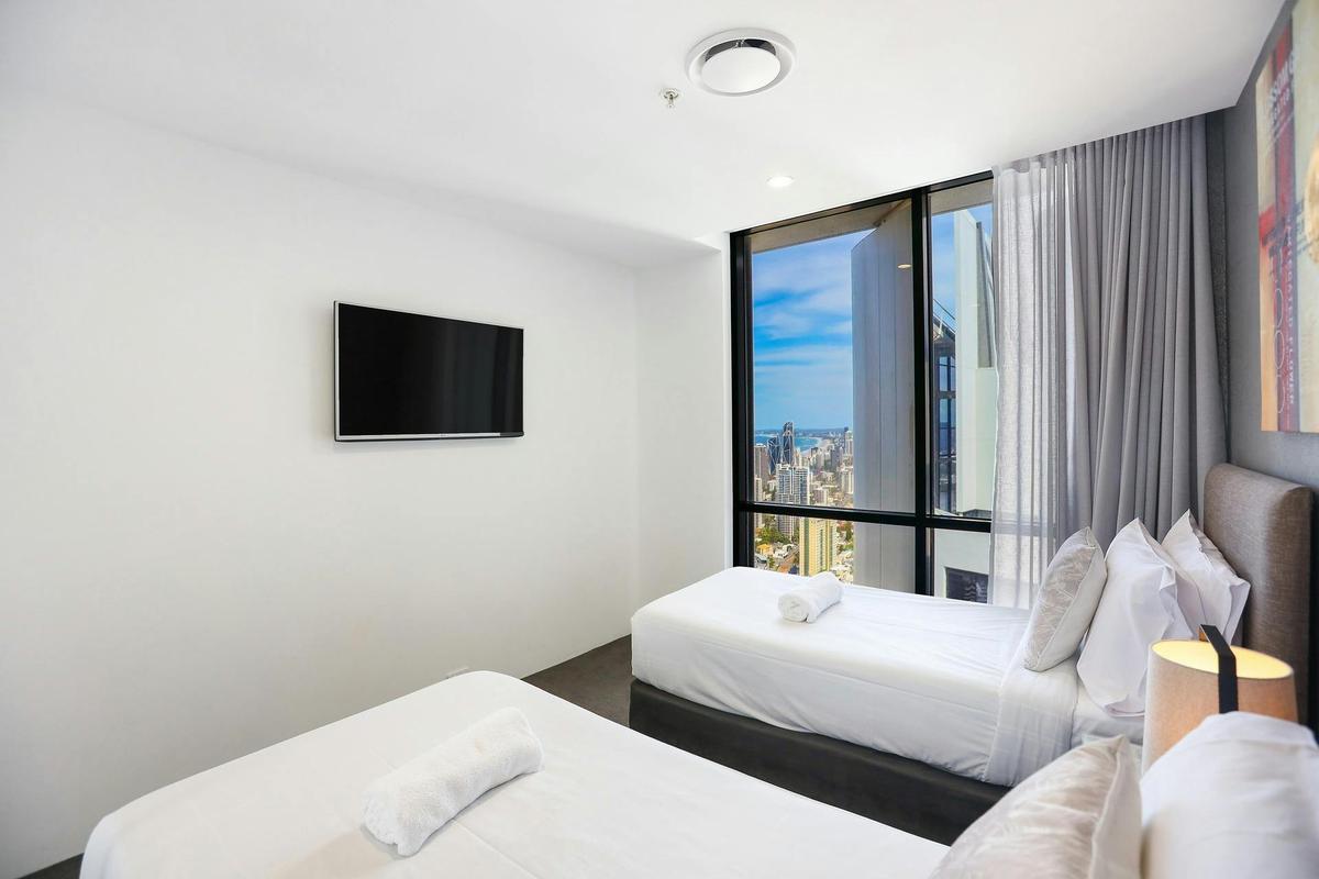 Family-Sized 4 -bedroom Sub-Penthouse with Stunning Ocean Views– Circle on Cavill Surfers Paradise
