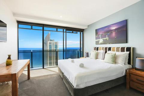 SkyHome Luxury: 3-Bedroom Apartment on Level 56 Circle on Cavill Surfers Paradise