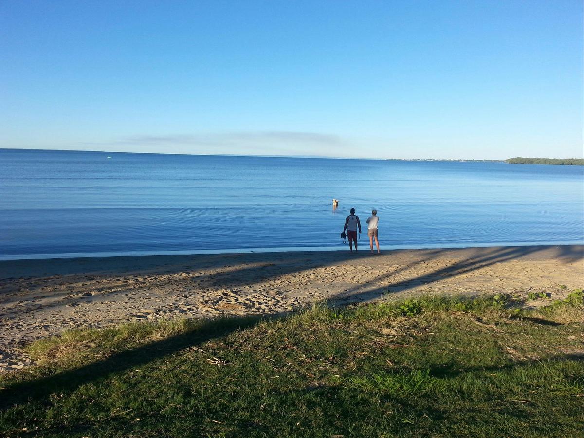 Deception_Bay_Redcliffe_Couple_at_Beach_with_Dog_moreton_bay_region