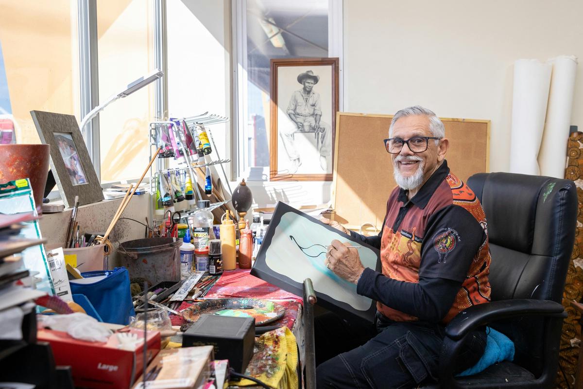 Watch Aboriginal Artist Michael at work!